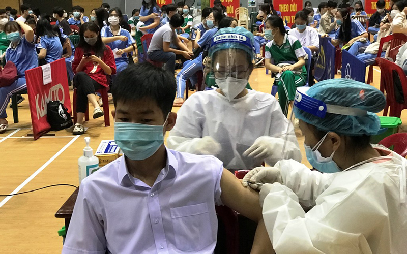 Học sinh THPT Đà Nẵng chính thức được tiêm chủng vắc-xin ngừa COVID-19 mũi một loại Pfizer. (Nguồn ảnh: nhandan.vn)